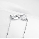 Halskette mit Unendlichkeitssymbol und funkelndem Stein