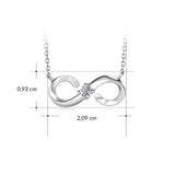 Halskette mit Unendlichkeitssymbol und funkelndem Stein